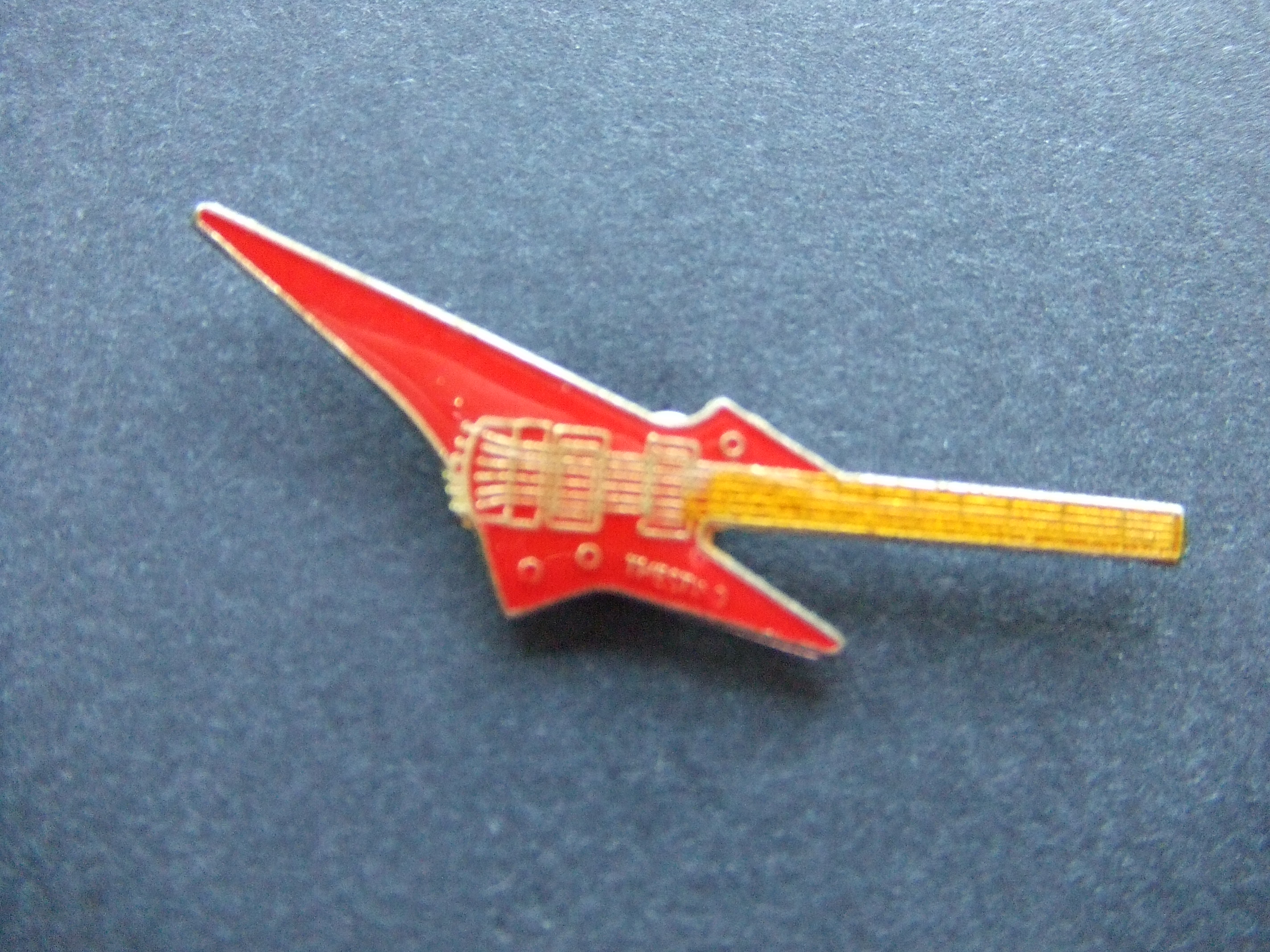 Gitaar snaarinstrument rood gele snaren